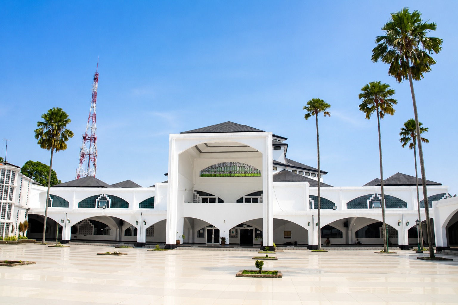 Fasad & Menara Menakjubkan